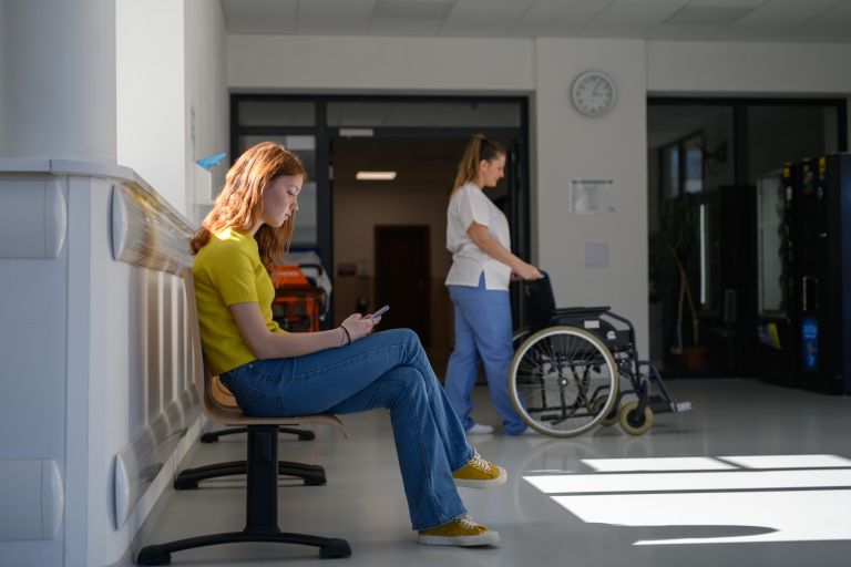 pacientka med čakanjem.jpg