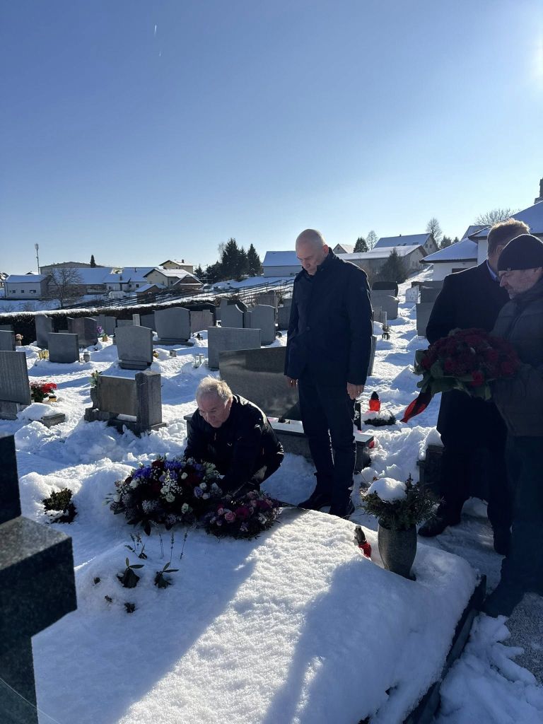 jansa hojs facebook.jpg