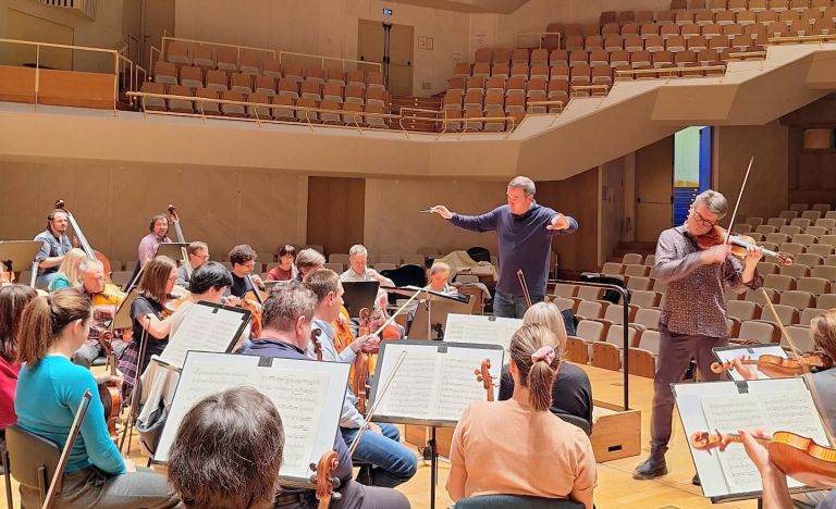 KRITIKA Kromatika 5, foto iz vaje, RSTVLO simfoniki februar 2026.jpg