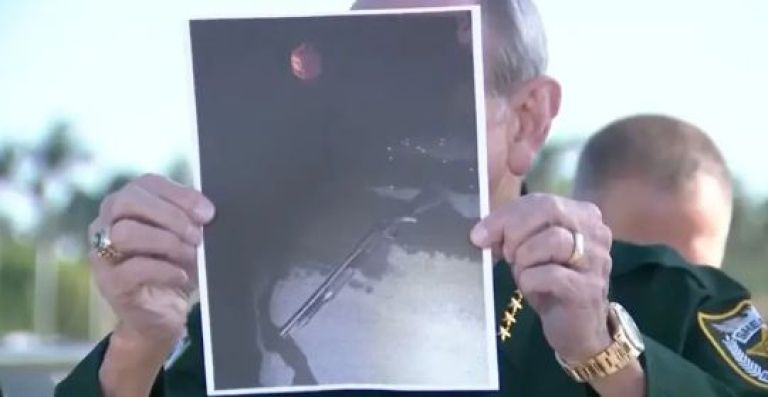 mar-a-lago, oborožen moški.jpg