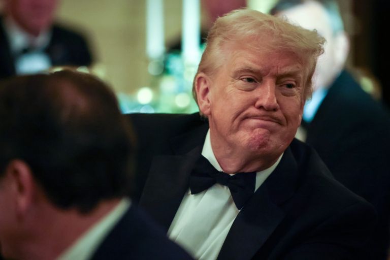 Nekateri so mnenja, da bi Trump raje videl, da se razkrijejo dokumenti o Nezemljanih kot (bolj resni