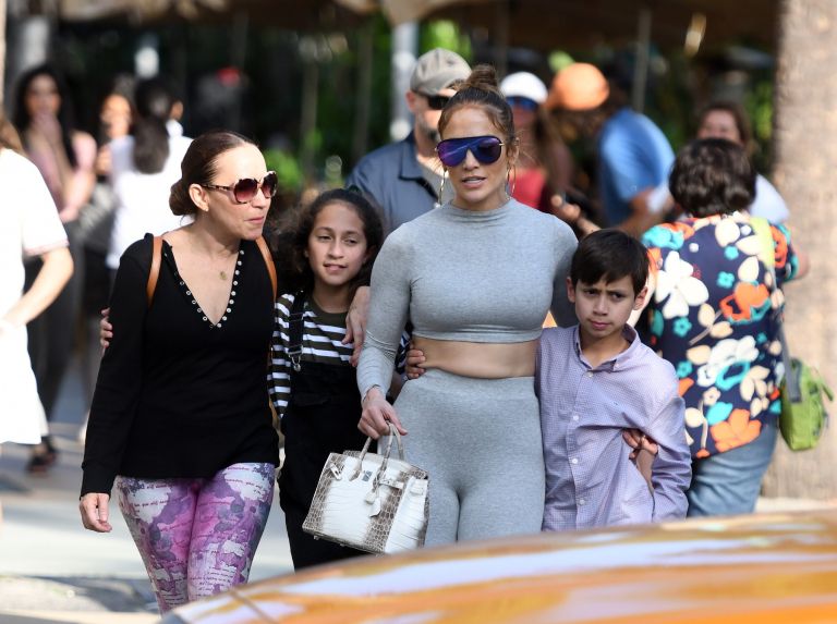 Jennifer Lopez, Max in Emme Muñiz (3).jpg