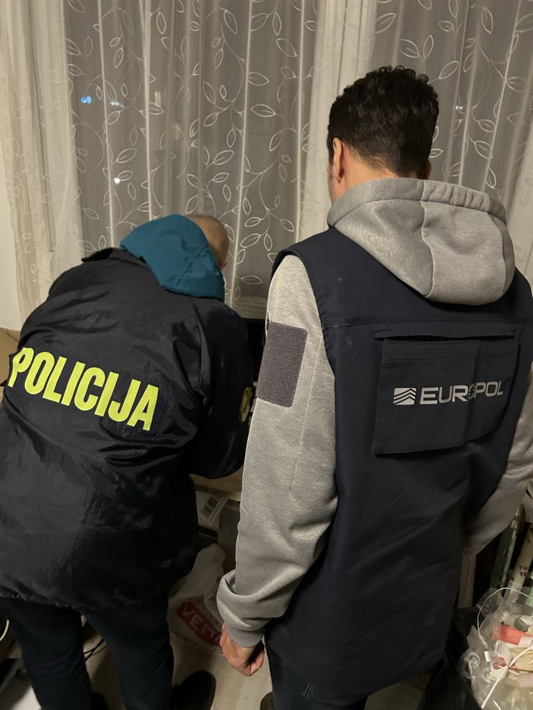 mednarodna-mreza-antifasistov, droge, tablete, policija