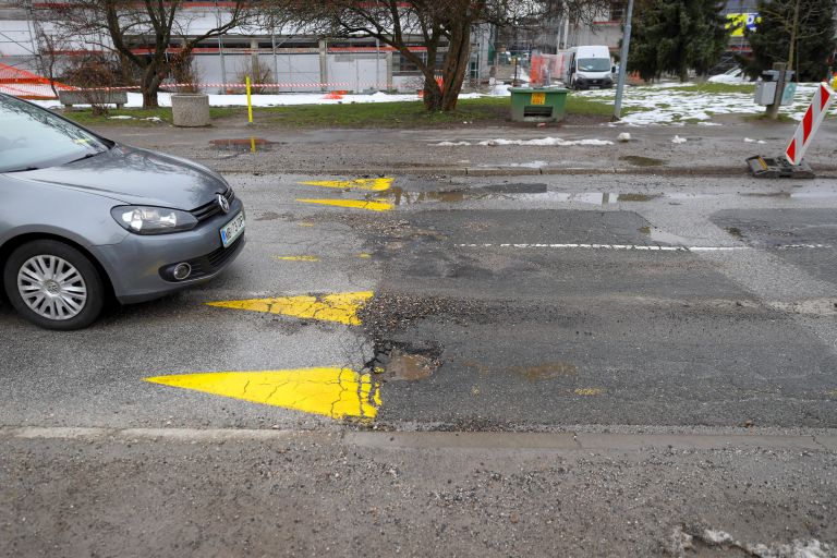 volkmerjeva-cesta-ptuj, luknje-v-asfaltu, cestne-luknje