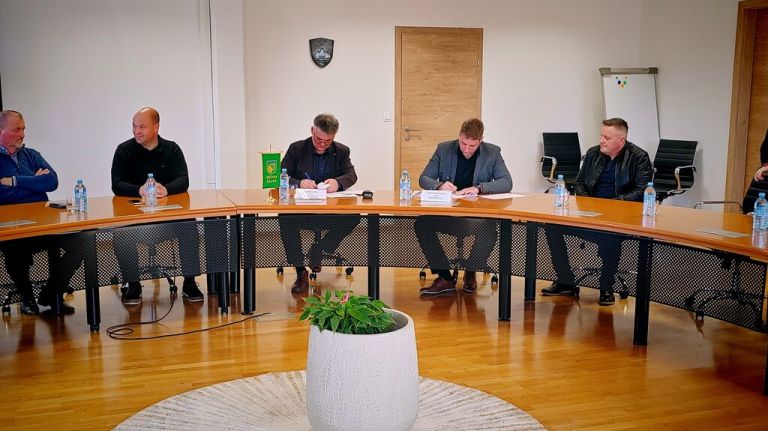 podpis pogodbe hramše-pristova.jpg