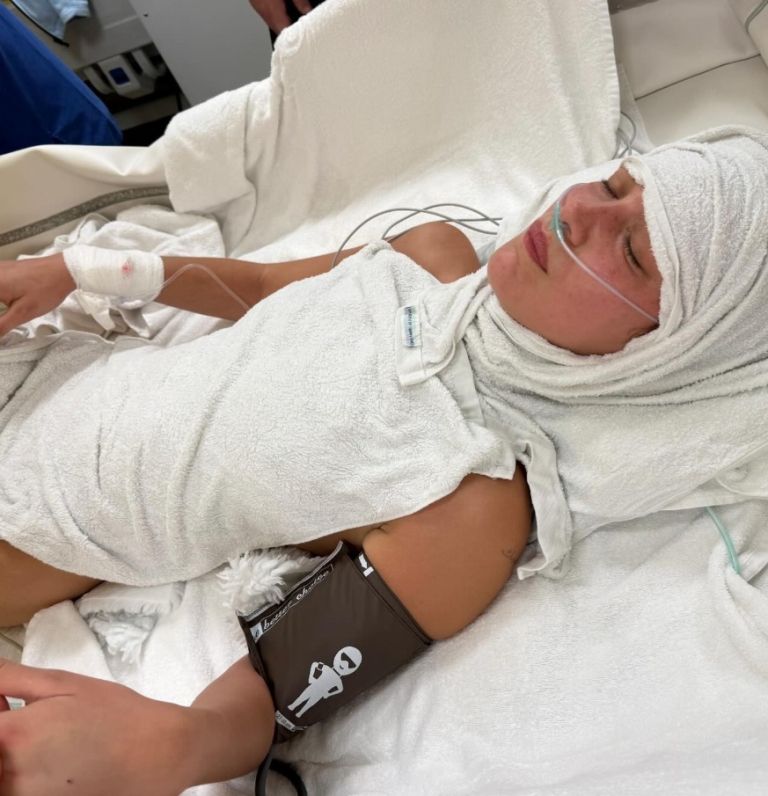 Bella Hadid - naslovna