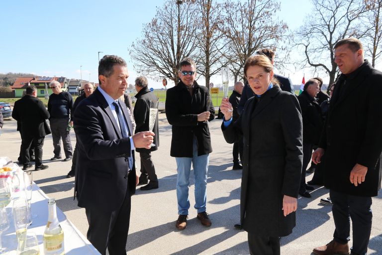 alenka-bratusek, otvoritev-obnovljene-ceste, cesta-lendava-pince