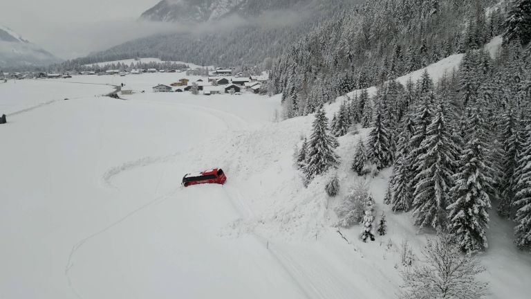 bach avstrija snezni plaz avtobus.jpg