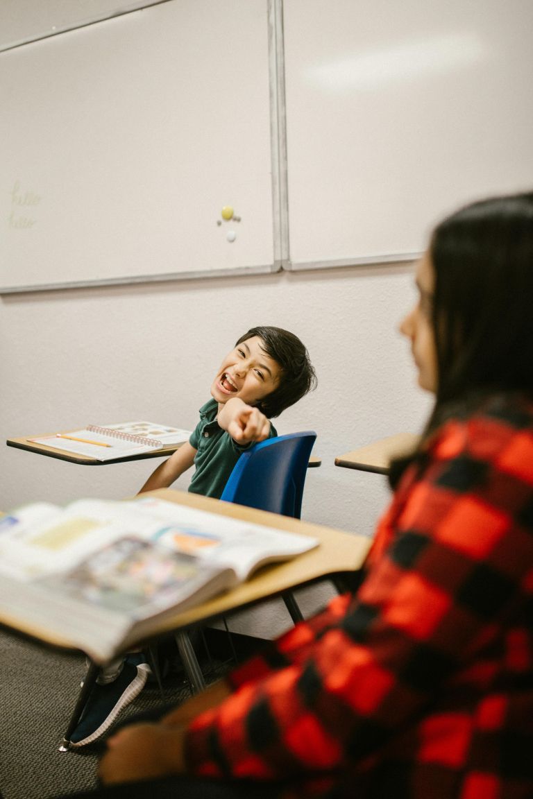 otrok se posmehuje drugemu