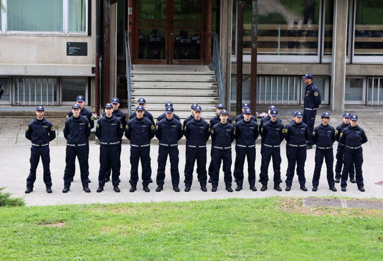 policija policisti.jpg