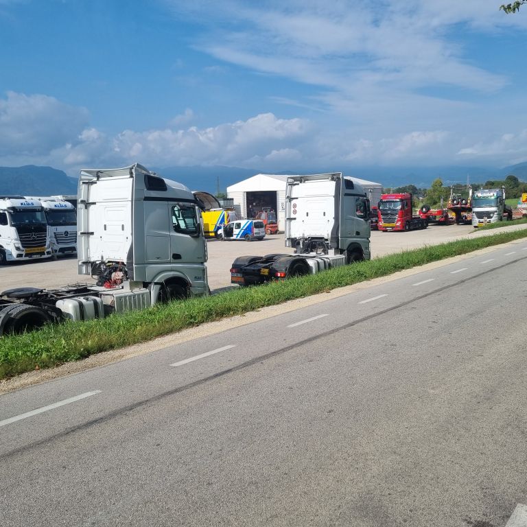 parkrišče, radovoljica, tovornjak, črna gradnja