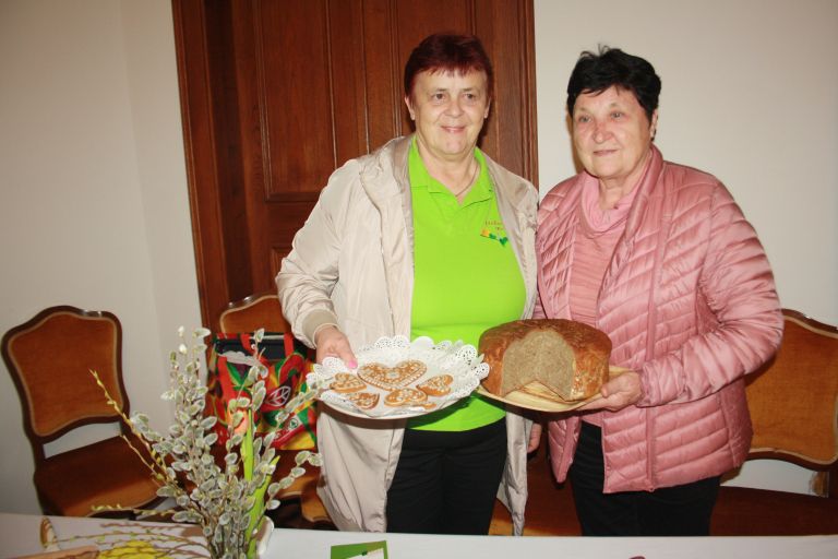 ajda, medonosne-rastline-med, nesnovna-dediscina-krskega-polja