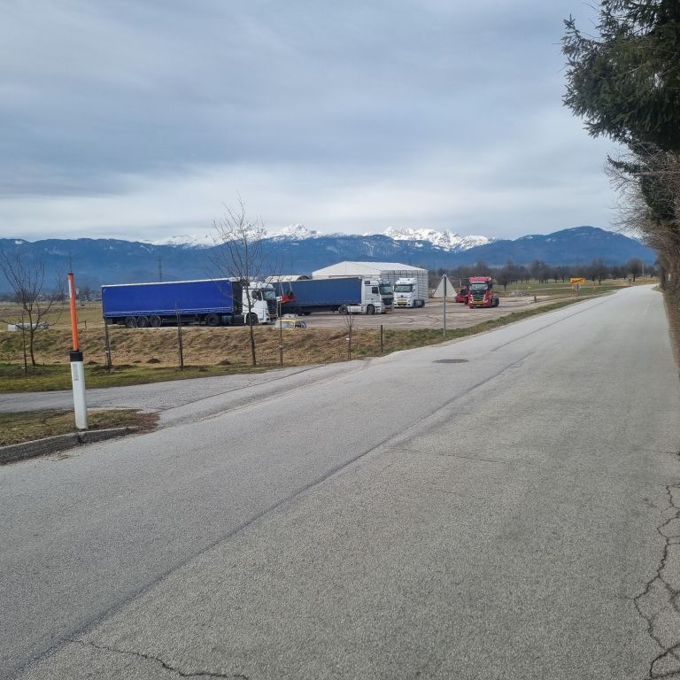 crna-gradnja, parkirisce, radovoljica