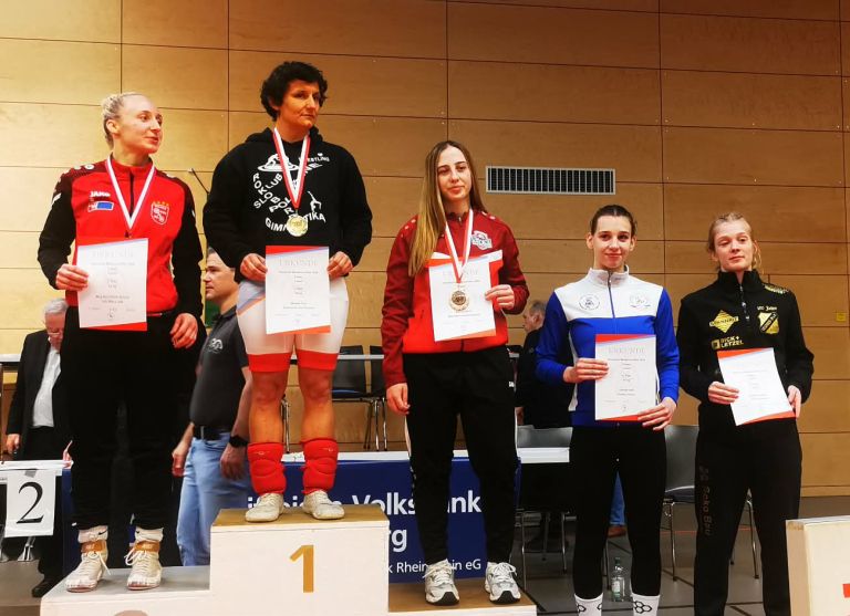 Mihaela Čirič na najvišji stopnički.png