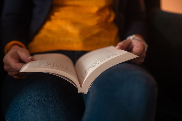 simbolična, branje-knjige, knjiga, bralka, sedenje-na-kavču, počivanje, kavč, prosti-čas, sanja