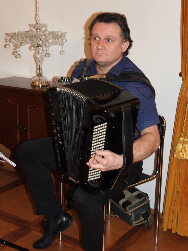 5. prof. Daniel Ivša in njegova čarobna harmonika.jpg