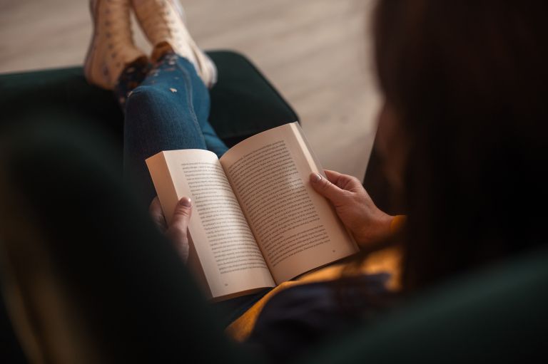 simbolična, branje-knjige, knjiga, bralka, sedenje-na-kavču, počivanje, kavč, prosti-čas, sanja