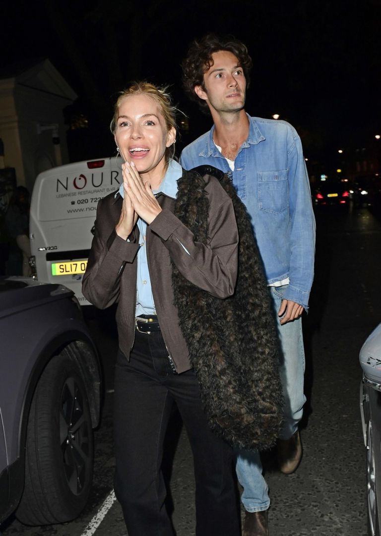 Sienna Miller, oli green (1).jpg