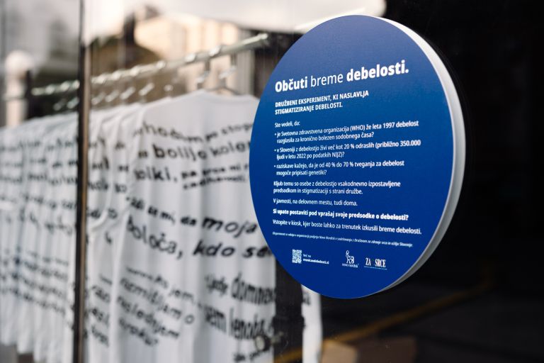 Obteženi jopiči spodbujajo razmislek o družbenih pritiskih.jpg
