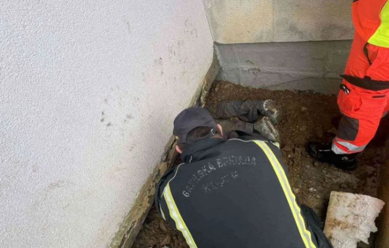 Dramatično reševanje v Izolo iz zemlje sta moleli le nogi