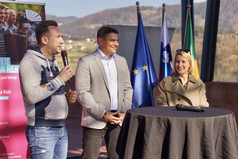 praznik-harmonike, mestna-obcina-velenje, robert-goter, svetovni-rekord, igranje-na-harmoniko, harmonika