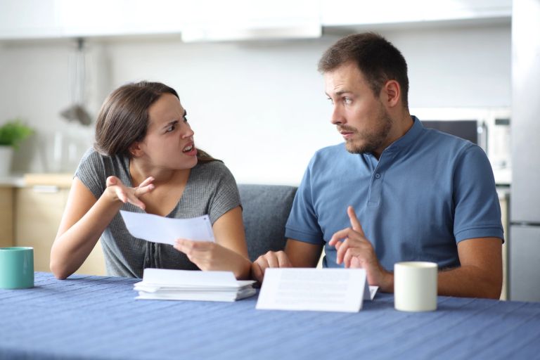 moški, račun, jeza, zaskrbljenost.jpg