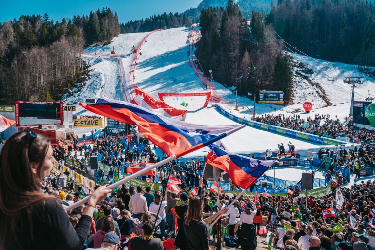 Pokal Vitranc je tako na sobotnem veleslalomu kot na nedeljskem slalomu  pokal po šivih.