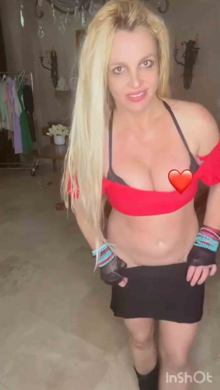 Britney Spears na družbenih omrežjih vse pogosteje objavlja provokativne in nenavadne fotografije, k