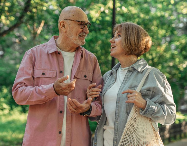 starejši par zadovoljen