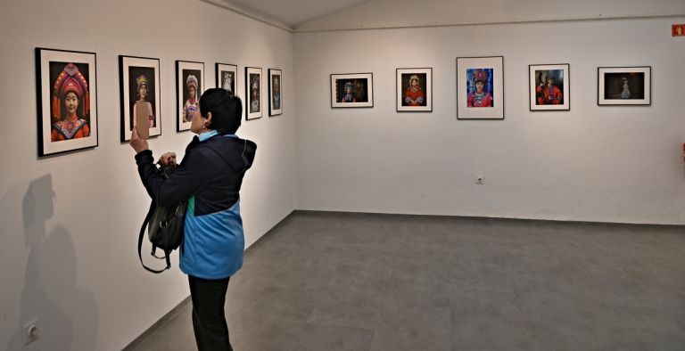 portreti-brez-meja, stefi-p-borko, fotografska-razstava
