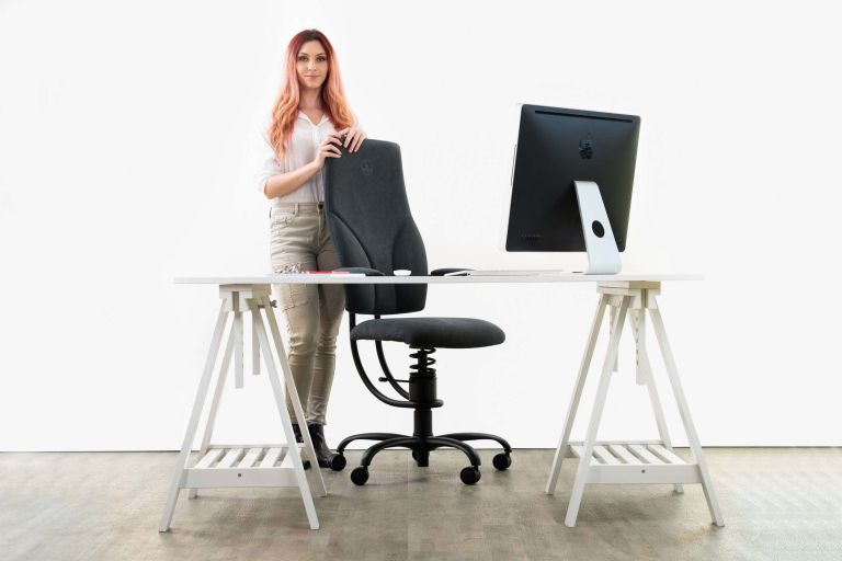 Punca-stoji-za-pisarniskim-stolom-spinalis