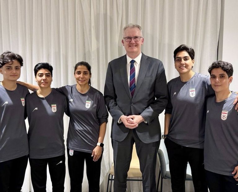 Tony Burke iranske nogometasice.jpg