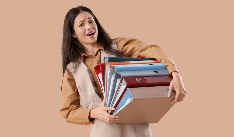 ženska nosi težke fajle