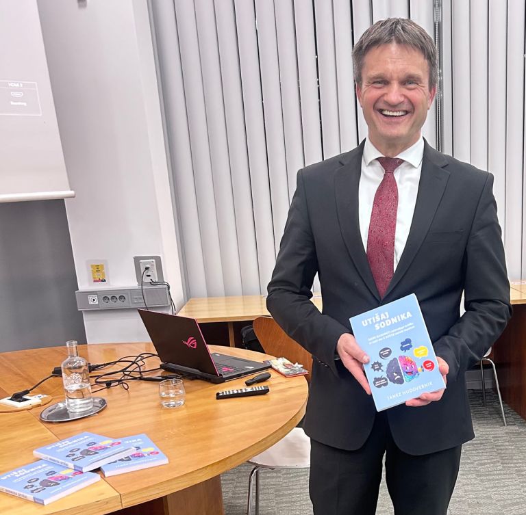 Janez-Hudovernik-avtor-s-svojo-novo-knjigo-Utišaj-sodnika.jpg