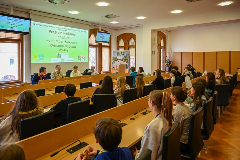 dpm-mojca, otroski-parlament