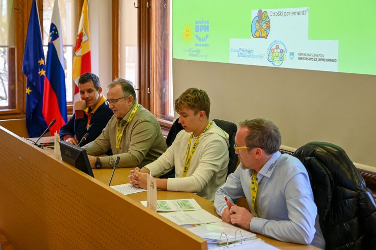 dpm-mojca, otroski-parlament