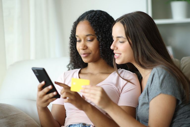 ženski nakupujeta prek spleta na telefonu