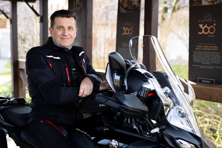 Jan Jolič, kontrolor zračnega prometa, ki je hkrati tudi dolgoletni motorist. .jpg