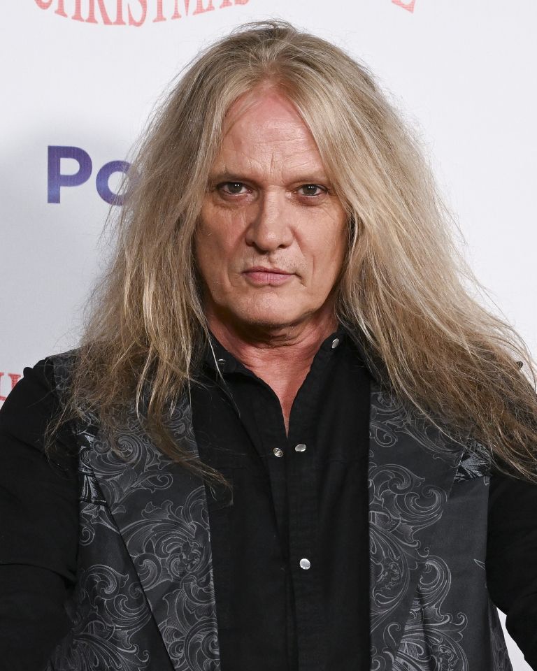 Bach se ji je javno opravičil, češ da so to bila nora rockerska leta.