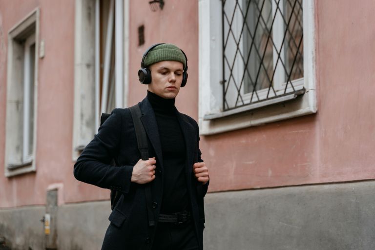 moški s slušalkami