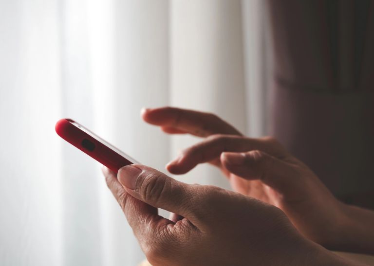 roka in mobilni telefon, mobilni telefon v roki