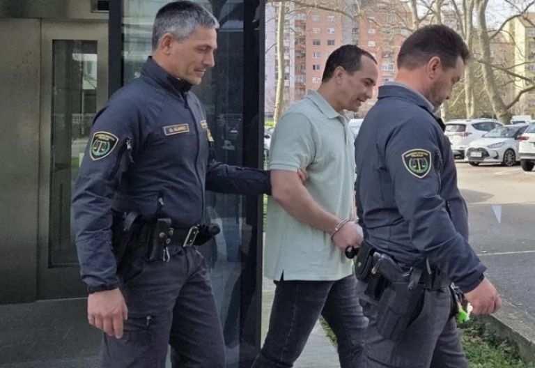 S spuščenimi hlačami silil najstnika, naj ga zadovolji