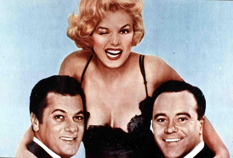 Trije obrazi legende: Marilyn Monroe, Tony Curtis in Jack Lemmon – kemija na plakatu popolna, v resn