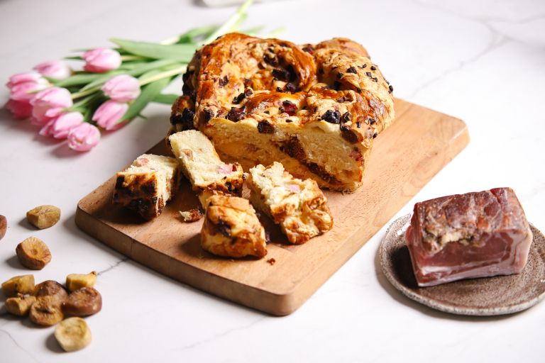 babka s suhimi figami in speckom