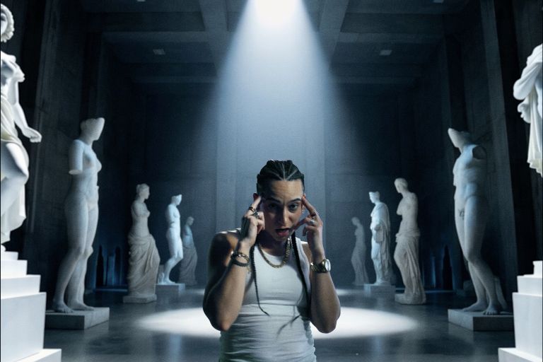 Za odrsko prezenco, ki jo gradi iz komada v komad, stoji predvsem neizmerna ljubezen do glasbe.