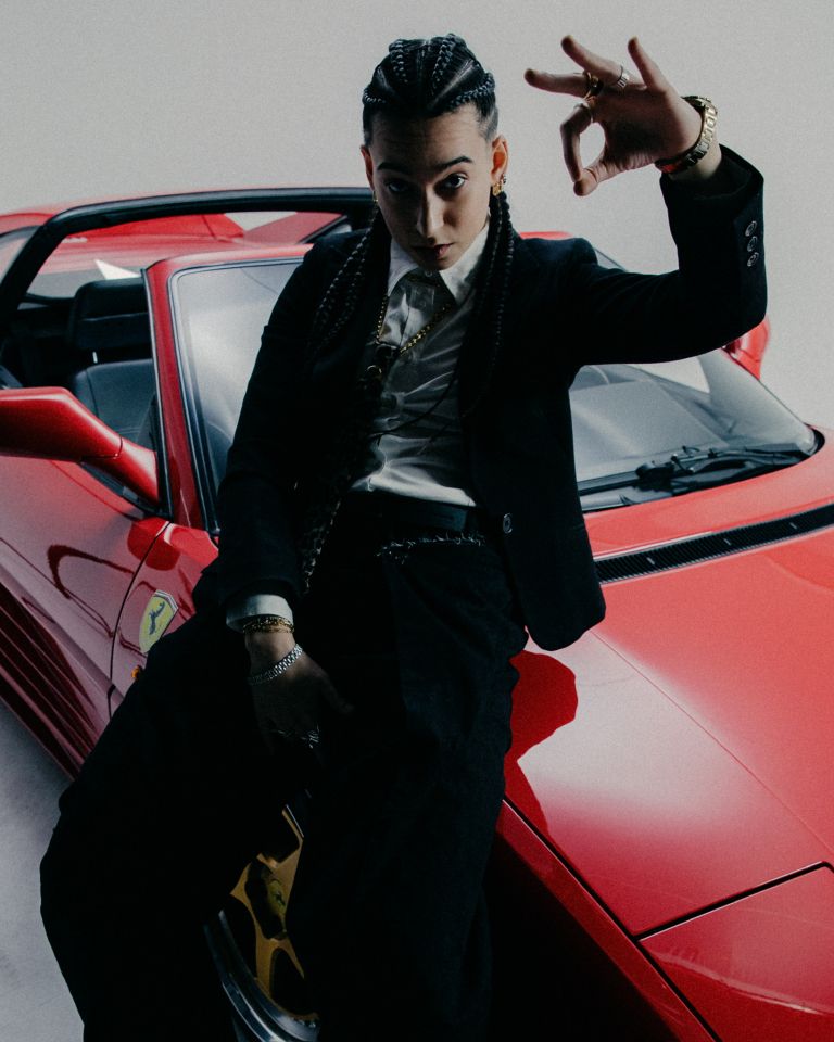 Med Mio in Masayah ni jasne meje – obstaja le preplet, iz katerega nastaja njena glasba.