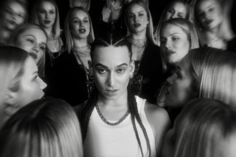 7. maja bo v Kinu Šiška premierno predstavila novi album – z največjo produkcijo do zdaj in odrom, k