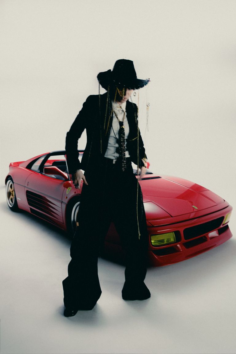 Intenzivnost, ki jo čutimo v njenih besedilih, se zrcali tudi v njeni podobi – brez olepševanja, bre