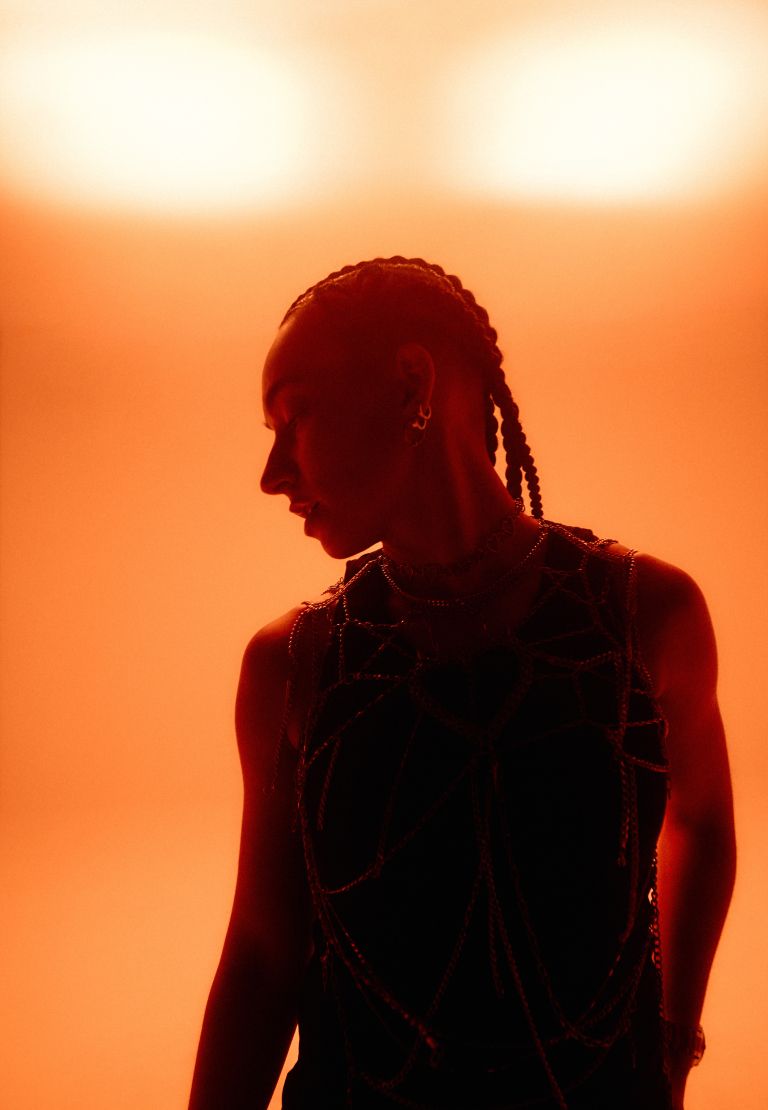 Njena estetika je premišljena do detajla – vizualno močna, a vedno v službi zgodbe, ki jo pripoveduj