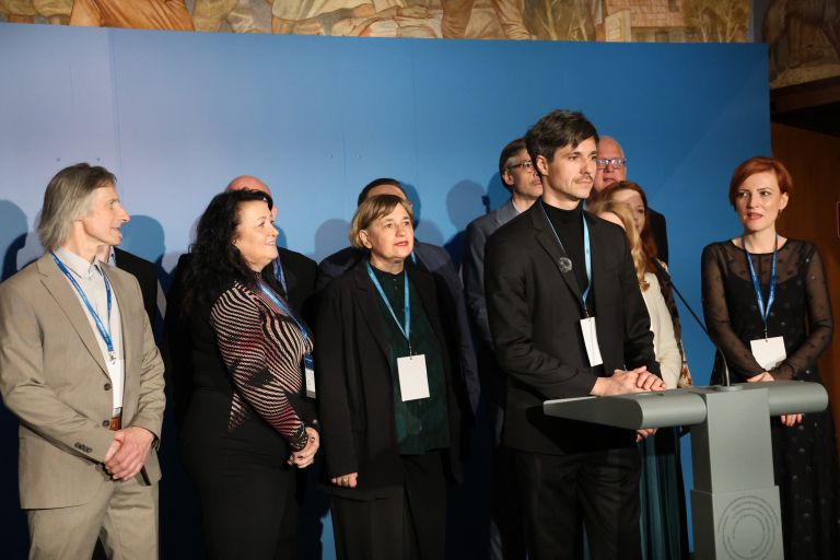 LEVICA mesec vrecko Saso Bizjak.jpg